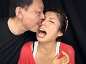 【美鼻限定】可愛い子ちゃんのお鼻がオヤジの臭い口臭・唾液で舐め犯されるビデオ サンプル動画サムネイル